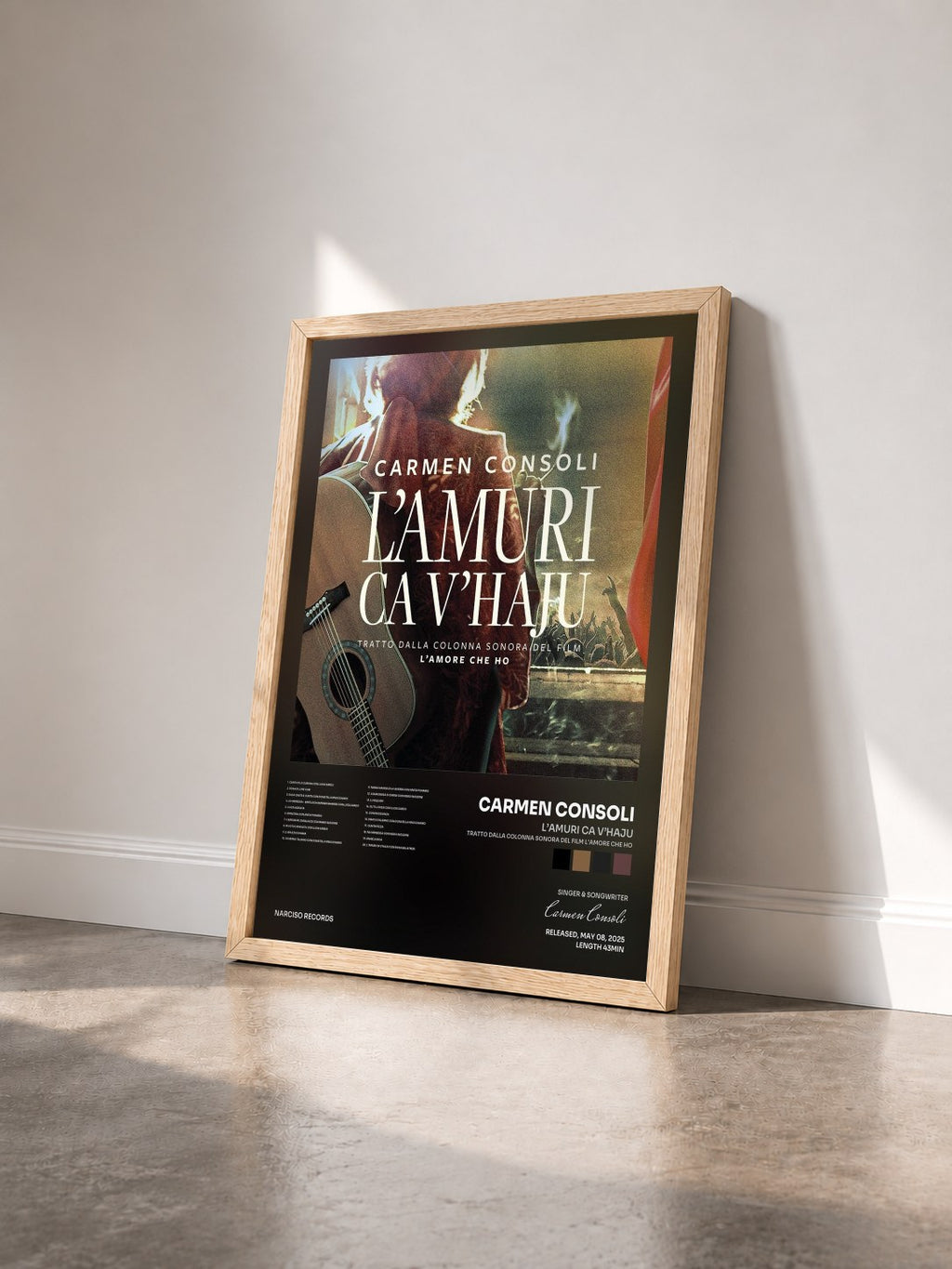 #bois Tableau de l'album L’amuri ca v’haju (Tratto dalla colonna sonora del film L'amore che ho) de Carmen Consoli vu de trois quarts, cadre en bois brut