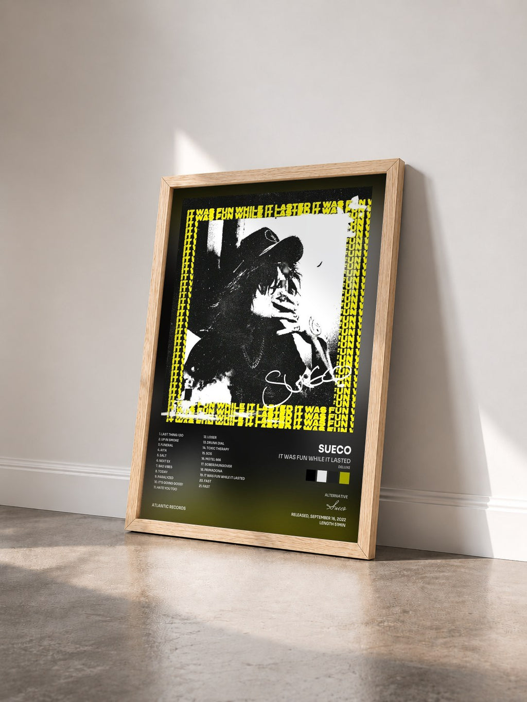 #bois Tableau de l'album It Was Fun While It Lasted (Deluxe) de Sueco vu de trois quarts, cadre en bois brut