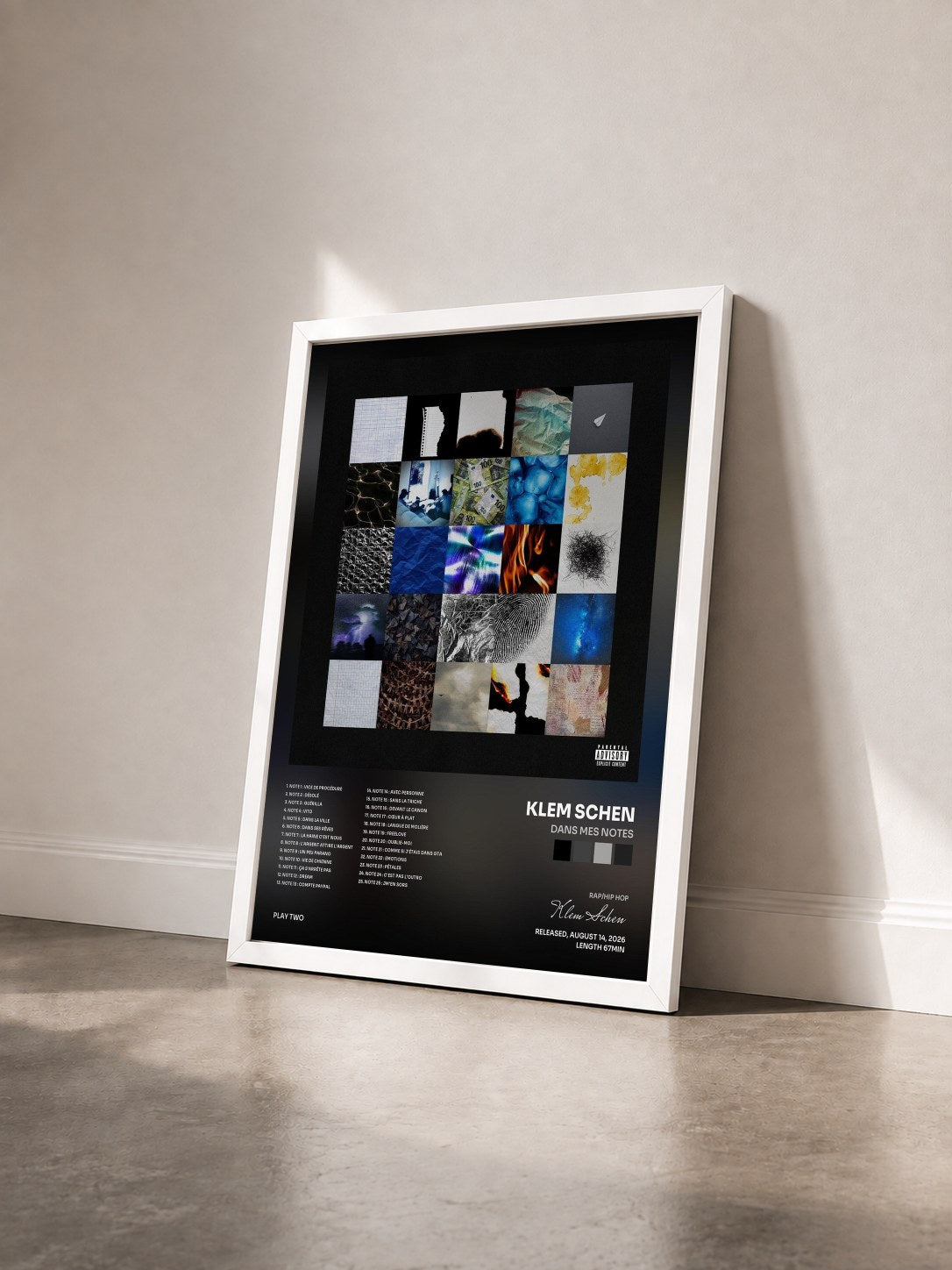 #blanc Tableau de l'album DANS MES NOTES de Klem Schen vu de trois quarts, cadre blanc