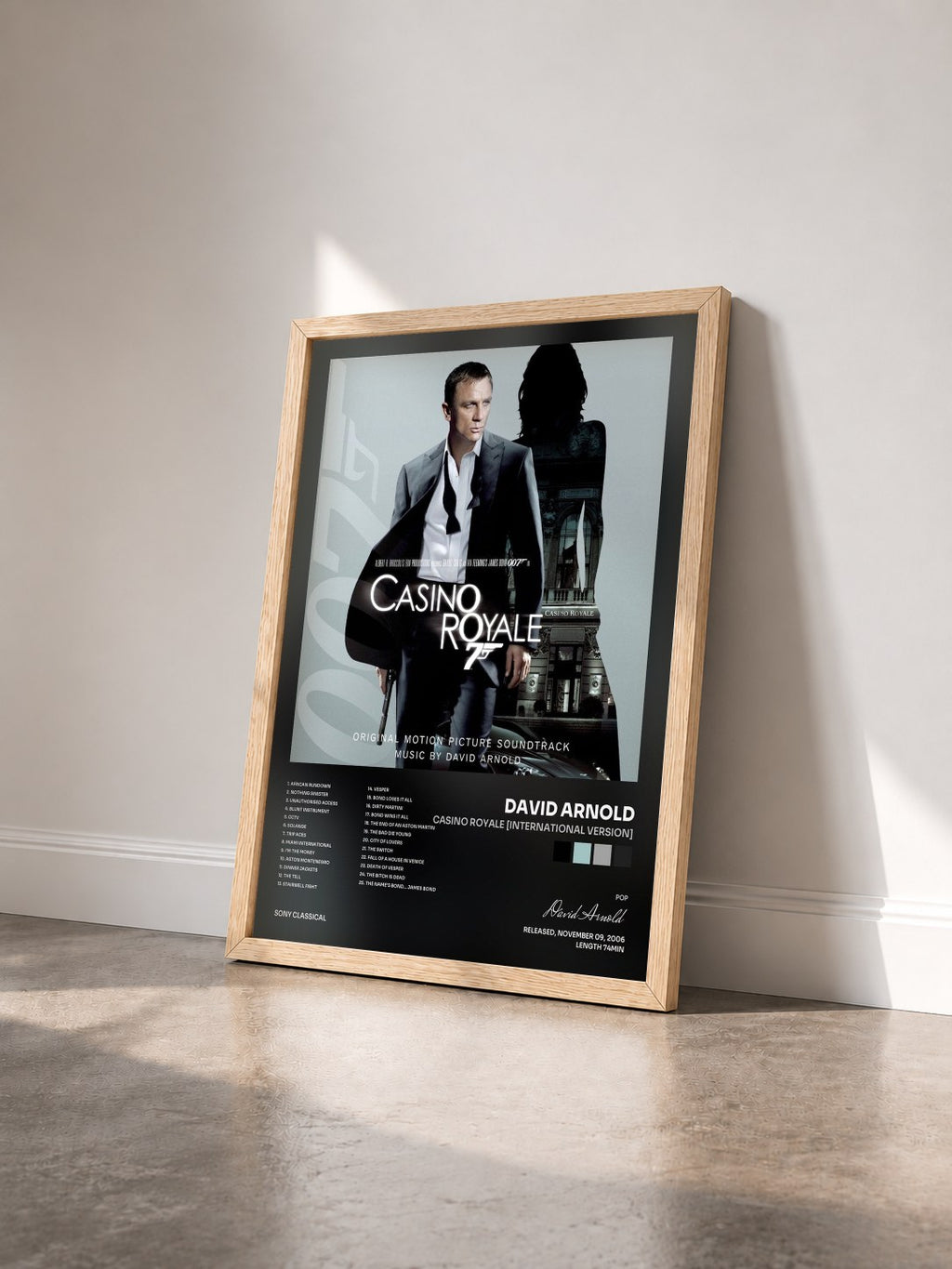 #bois Tableau de l'album Casino Royale [International Version] de David Arnold vu de trois quarts, cadre en bois brut