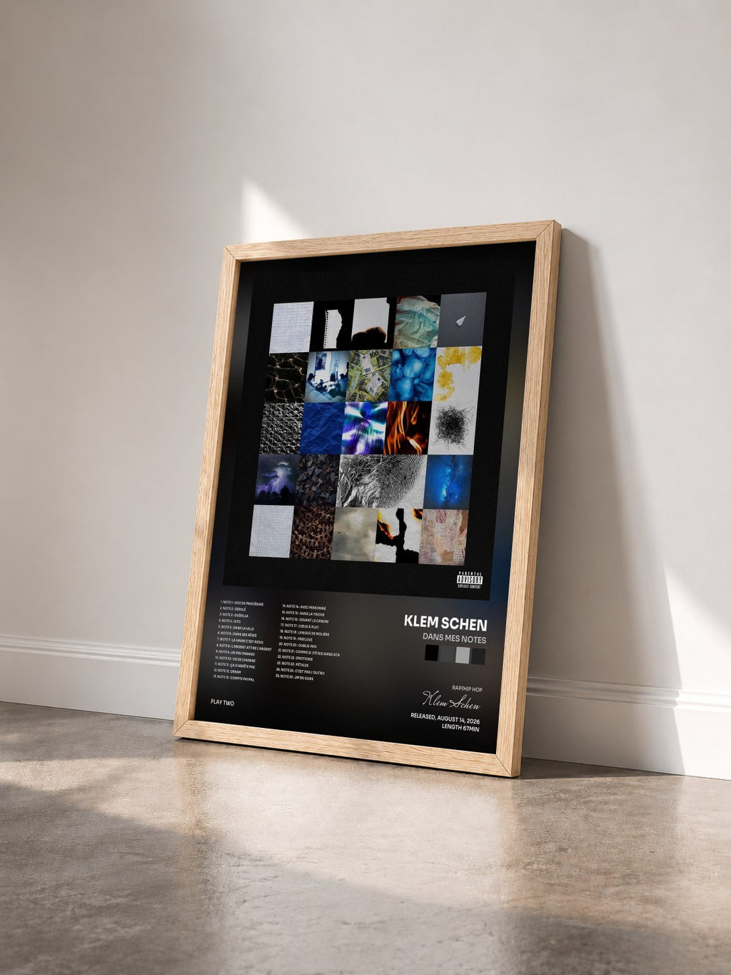 #bois Tableau de l'album DANS MES NOTES de Klem Schen vu de trois quarts, cadre en bois brut