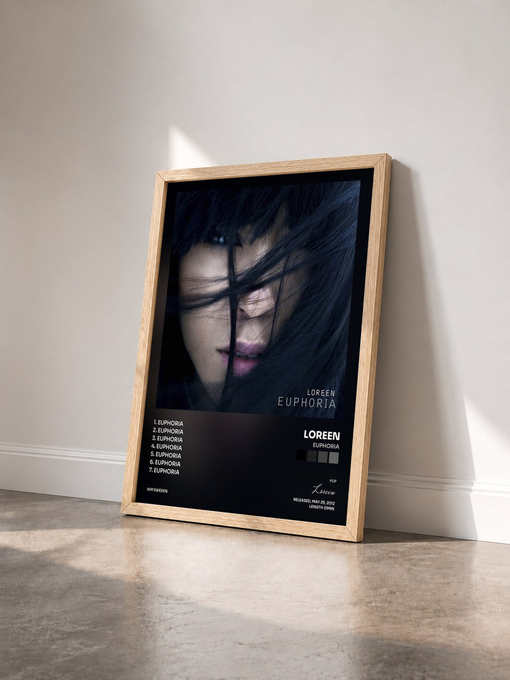 #bois Tableau de l'album Euphoria de Loreen vu de trois quarts, cadre en bois brut
