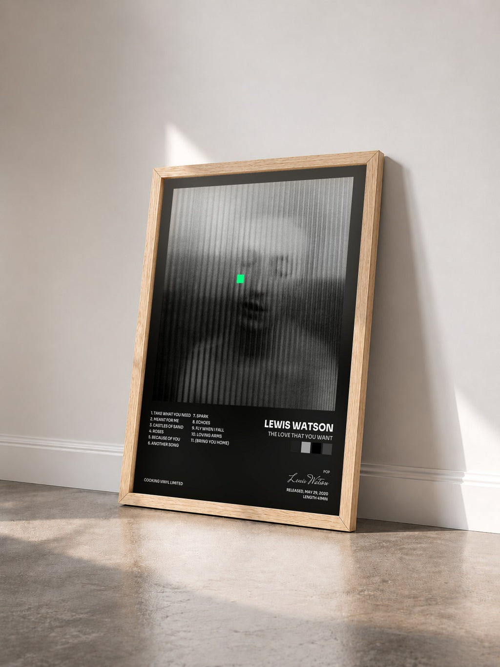 #bois Tableau de l'album the love that you want de Lewis Watson vu de trois quarts, cadre en bois brut