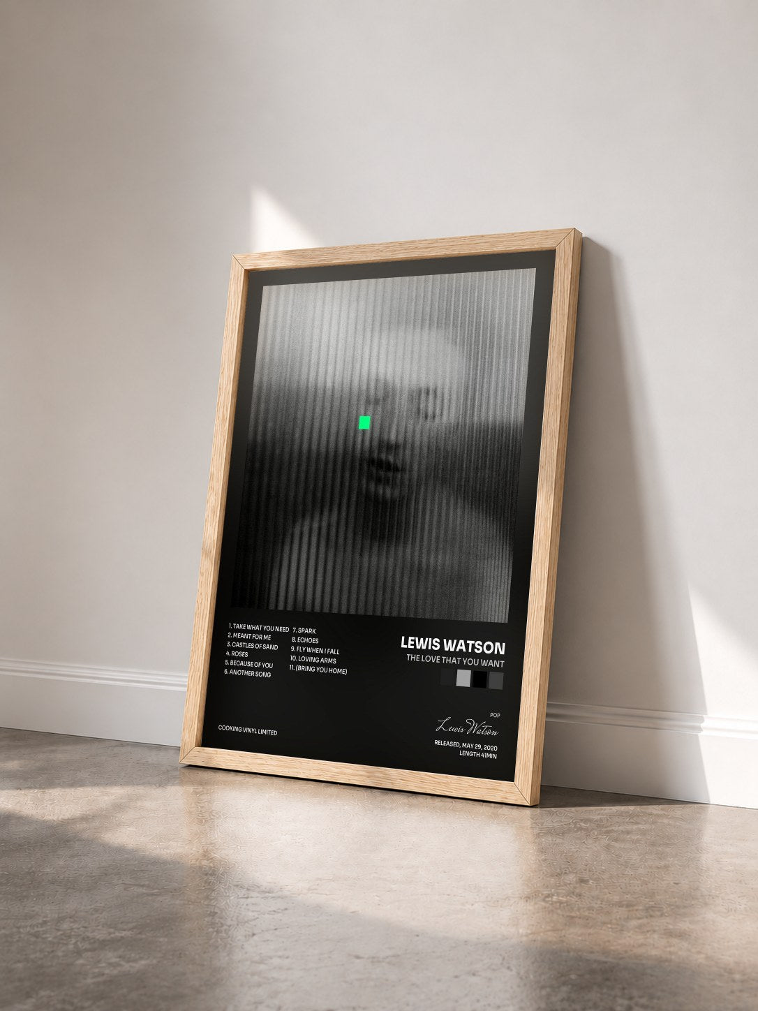 #bois Tableau de l'album the love that you want de Lewis Watson vu de trois quarts, cadre en bois brut