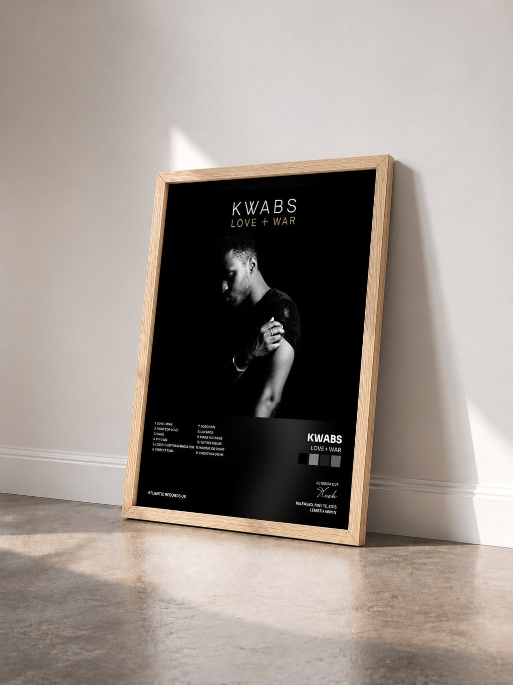 #bois Tableau de l'album Love + War de Kwabs vu de trois quarts, cadre en bois brut