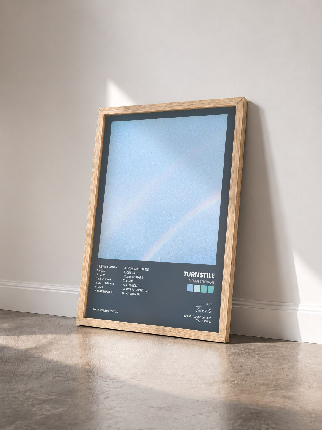 #bois Tableau de l'album NEVER ENOUGH de Turnstile vu de trois quarts, cadre en bois brut
