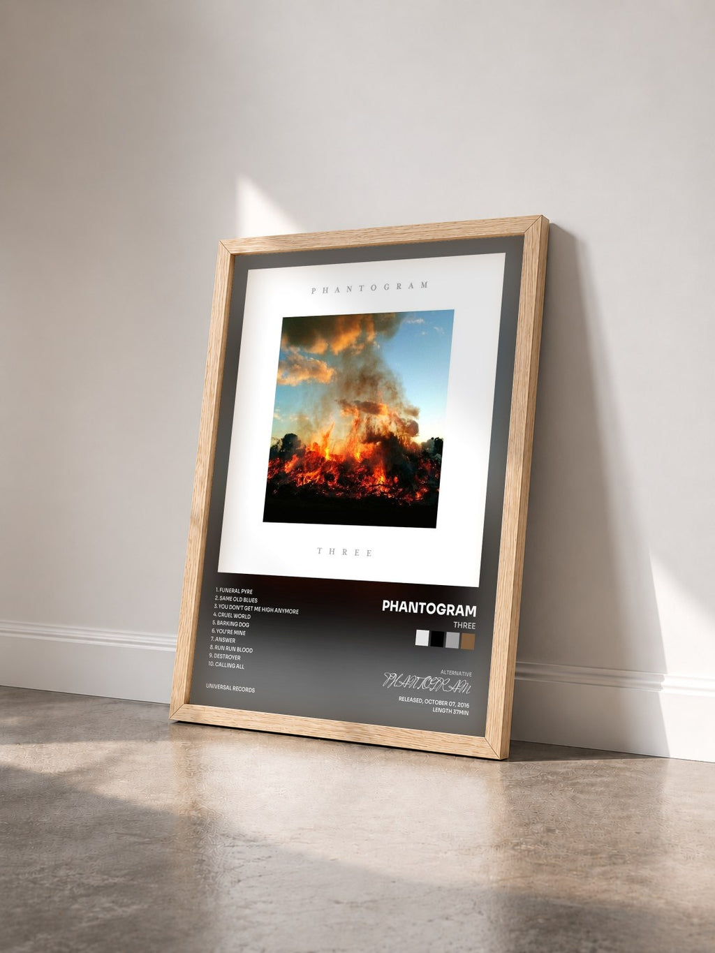 #bois Tableau de l'album Three de PHANTOGRAM vu de trois quarts, cadre en bois brut