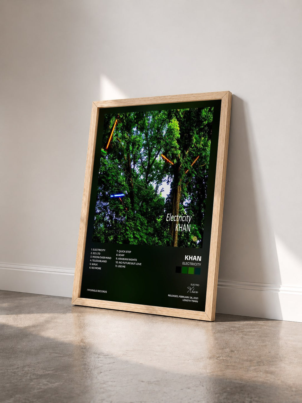 #bois Tableau de l'album Electricity de Khan vu de trois quarts, cadre en bois brut