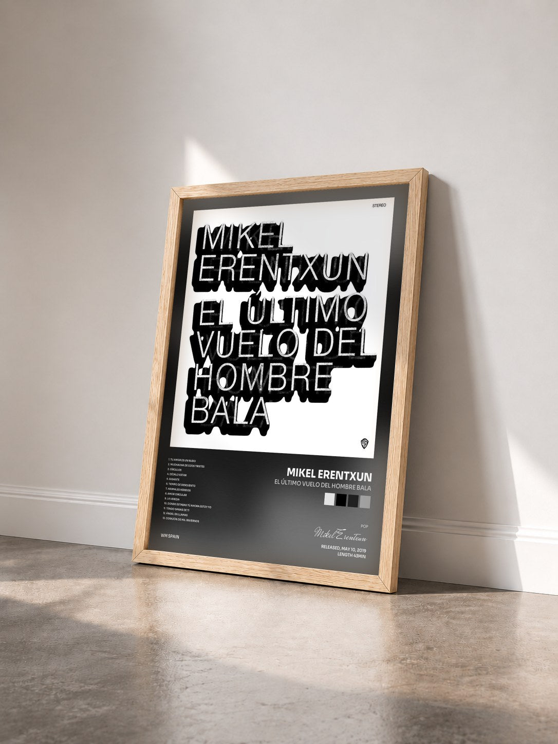 #bois Tableau de l'album El último vuelo del hombre bala de Mikel Erentxun vu de trois quarts, cadre en bois brut