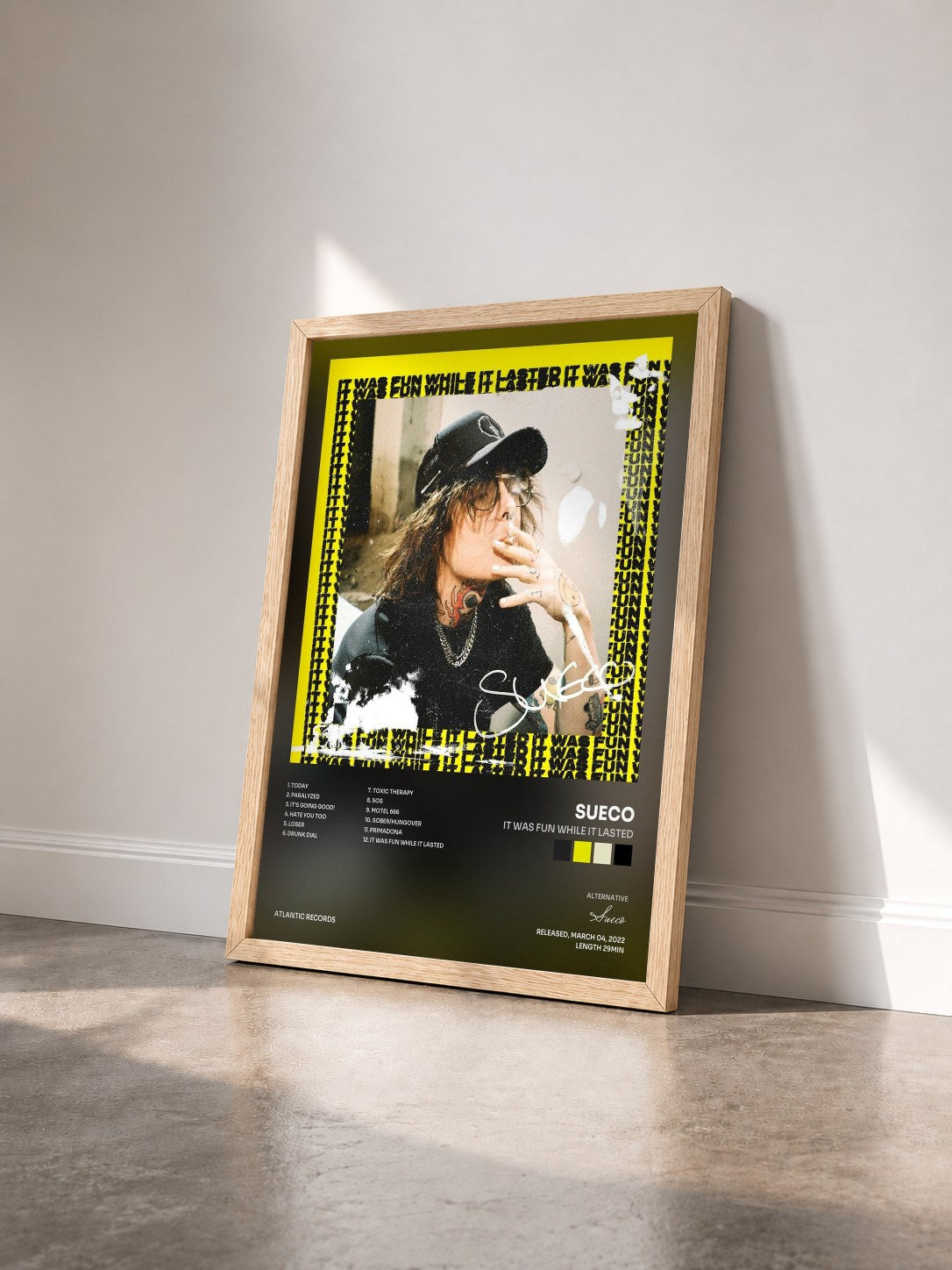 #bois Tableau de l'album It Was Fun While It Lasted de Sueco vu de trois quarts, cadre en bois brut