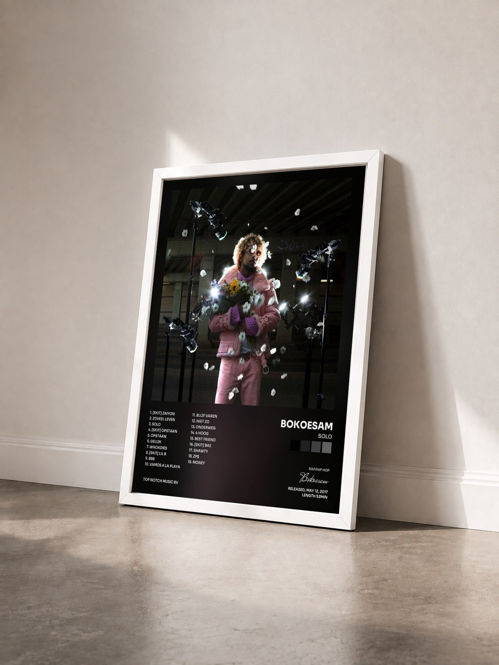 #blanc Tableau de l'album Solo de Bokoesam vu de trois quarts, cadre blanc