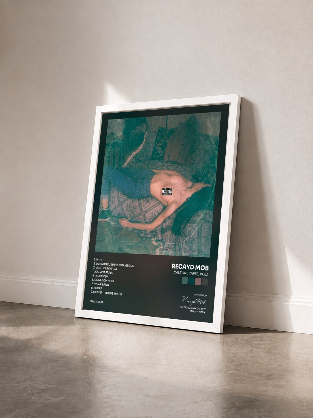 #blanc Tableau de l'album Calzone Tapes, Vol.1 de Recayd Mob vu de trois quarts, cadre blanc