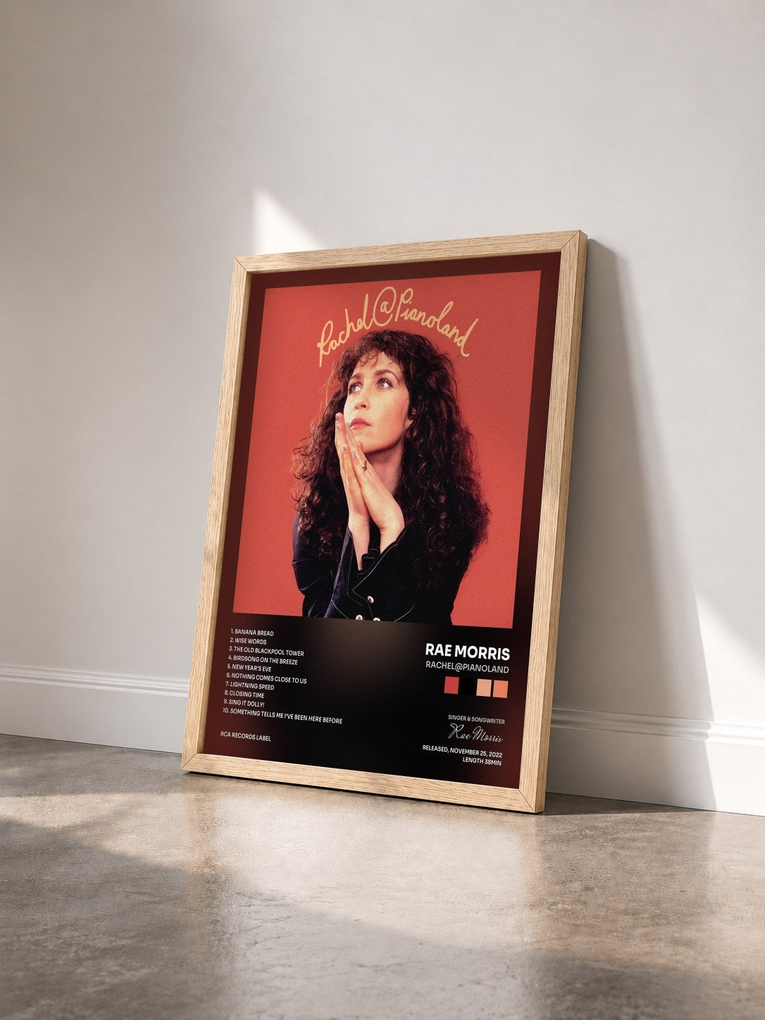 #bois Tableau de l'album Rachel@Pianoland de Rae Morris vu de trois quarts, cadre en bois brut