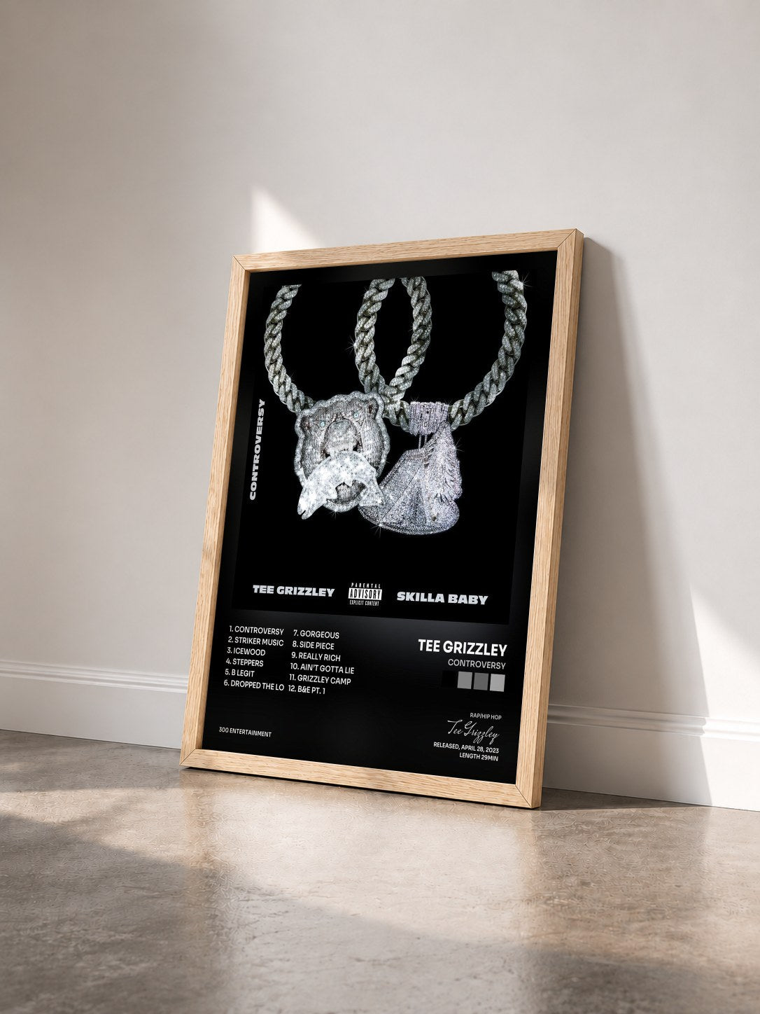 #bois Tableau de l'album Controversy de Tee Grizzley vu de trois quarts, cadre en bois brut