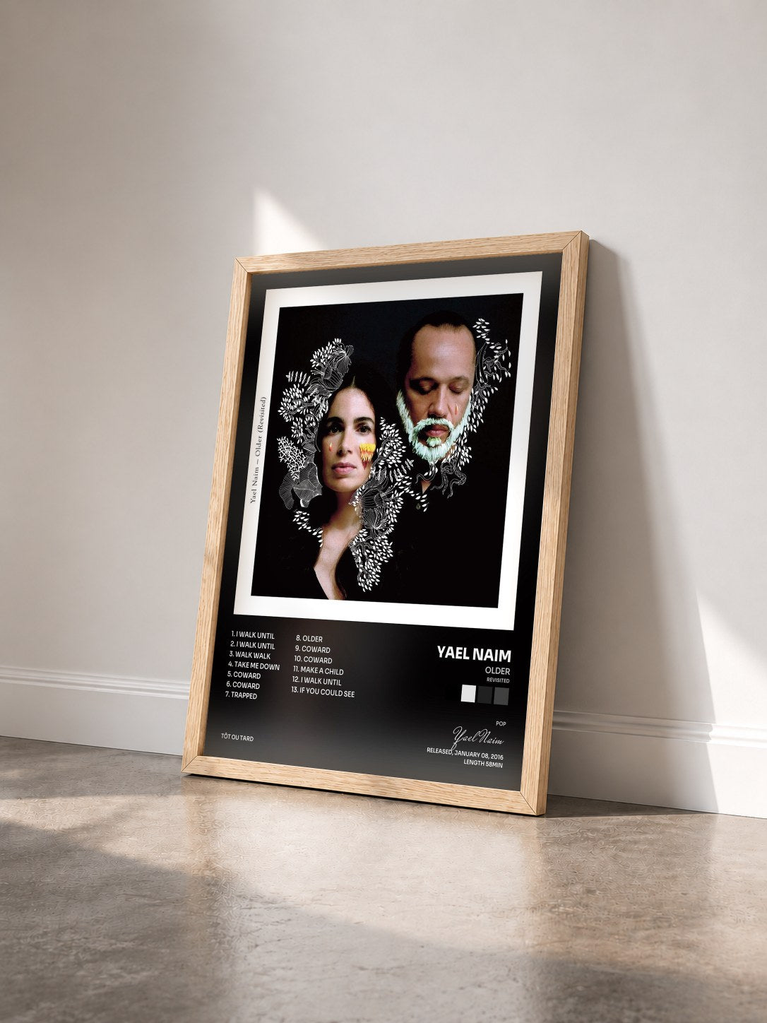 #bois Tableau de l'album Older (Revisited) de Yael Naim vu de trois quarts, cadre en bois brut