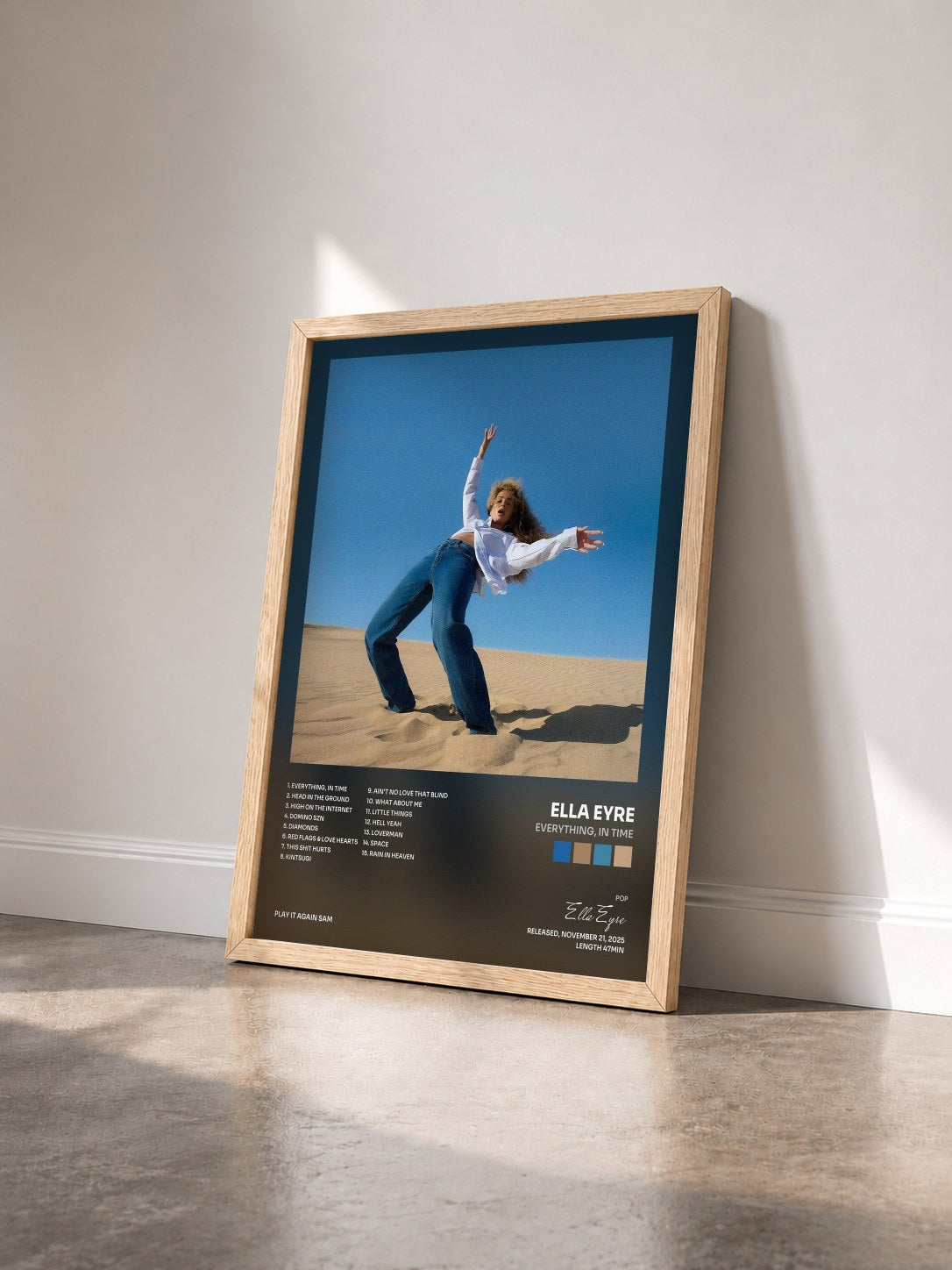 #bois Tableau de l'album everything, in time de Ella Eyre vu de trois quarts, cadre en bois brut