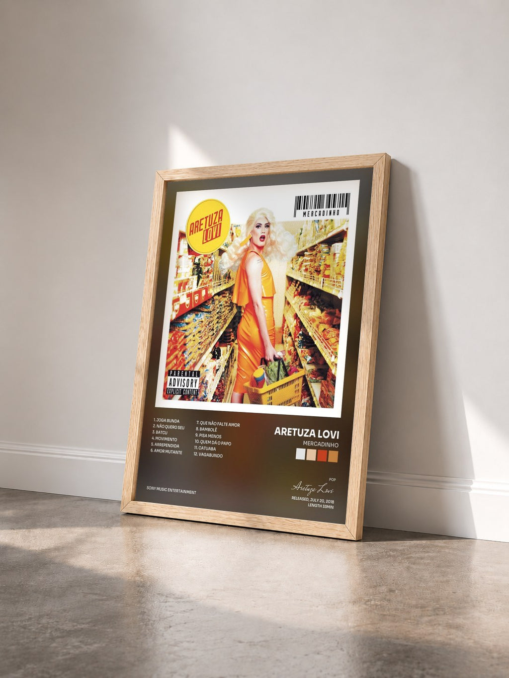 #bois Tableau de l'album Mercadinho de Aretuza Lovi vu de trois quarts, cadre en bois brut