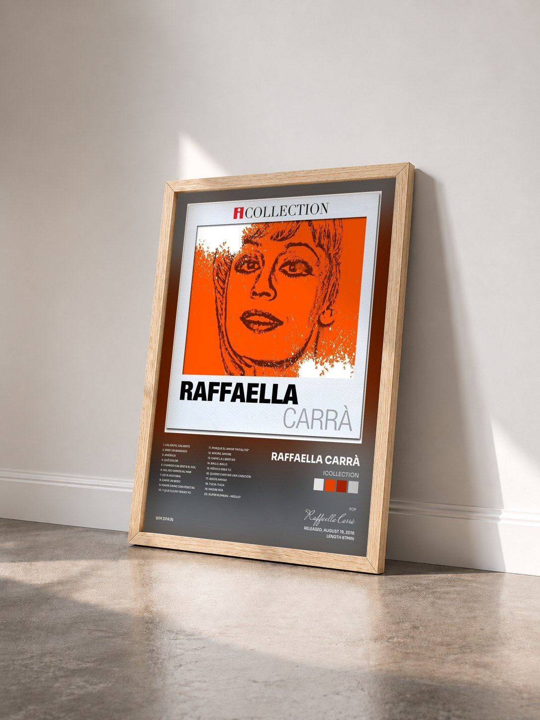 #bois Tableau de l'album iCollection de Raffaella Carrà vu de trois quarts, cadre en bois brut