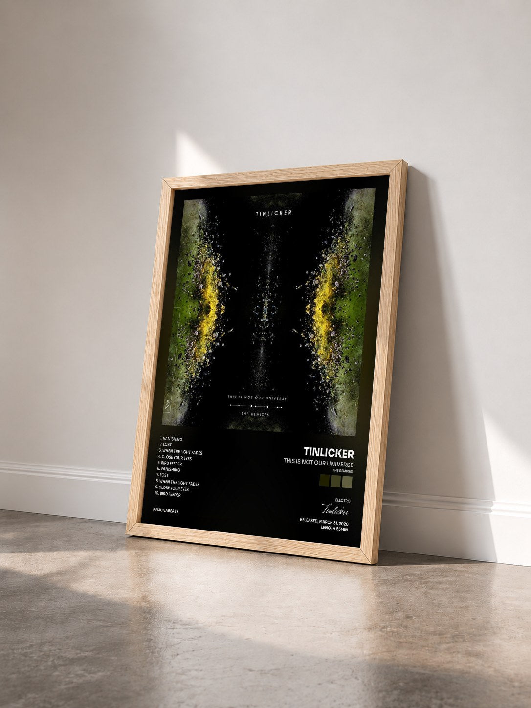#bois Tableau de l'album This Is Not Our Universe (The Remixes) de Tinlicker vu de trois quarts, cadre en bois brut