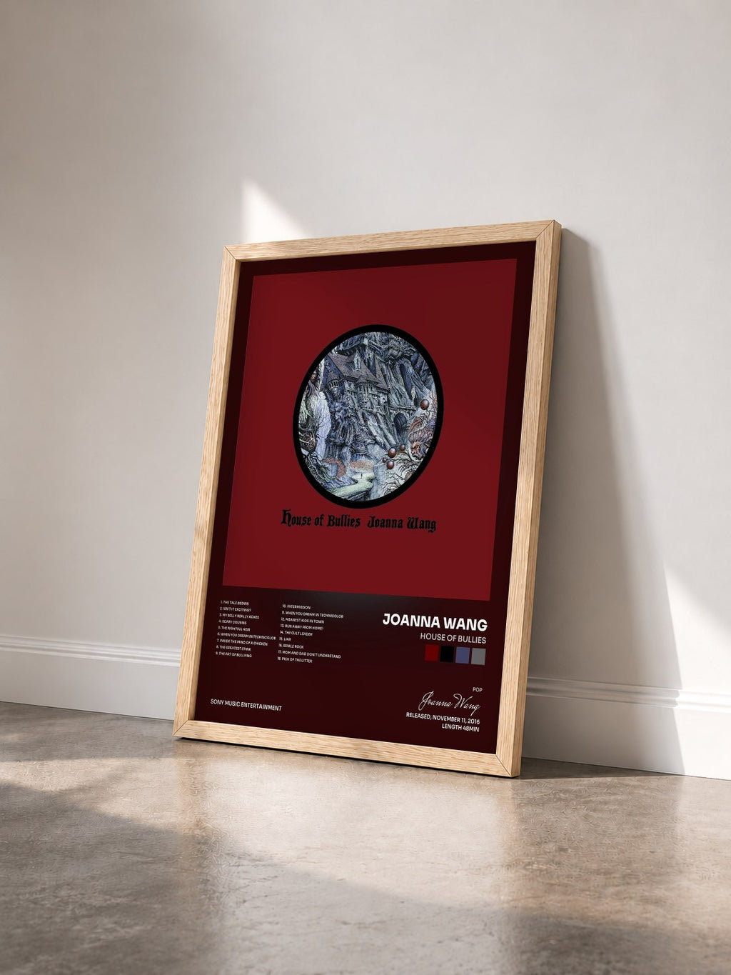 #bois Tableau de l'album House of Bullies de Joanna Wang vu de trois quarts, cadre en bois brut
