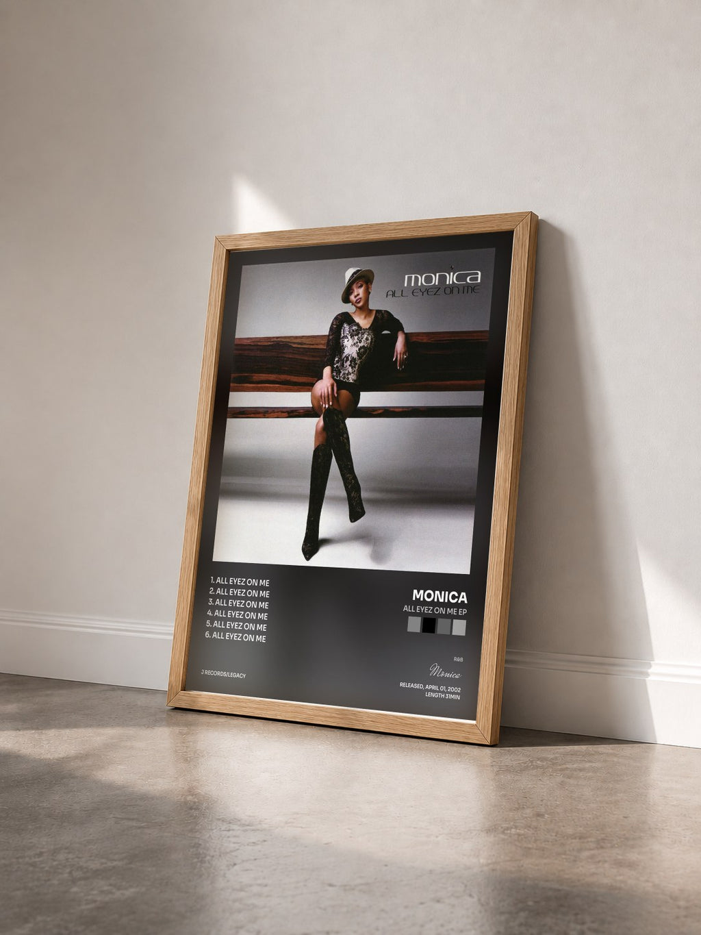 #bois Tableau de l'album All Eyez On Me EP de Monica vu de trois quarts, cadre en bois brut