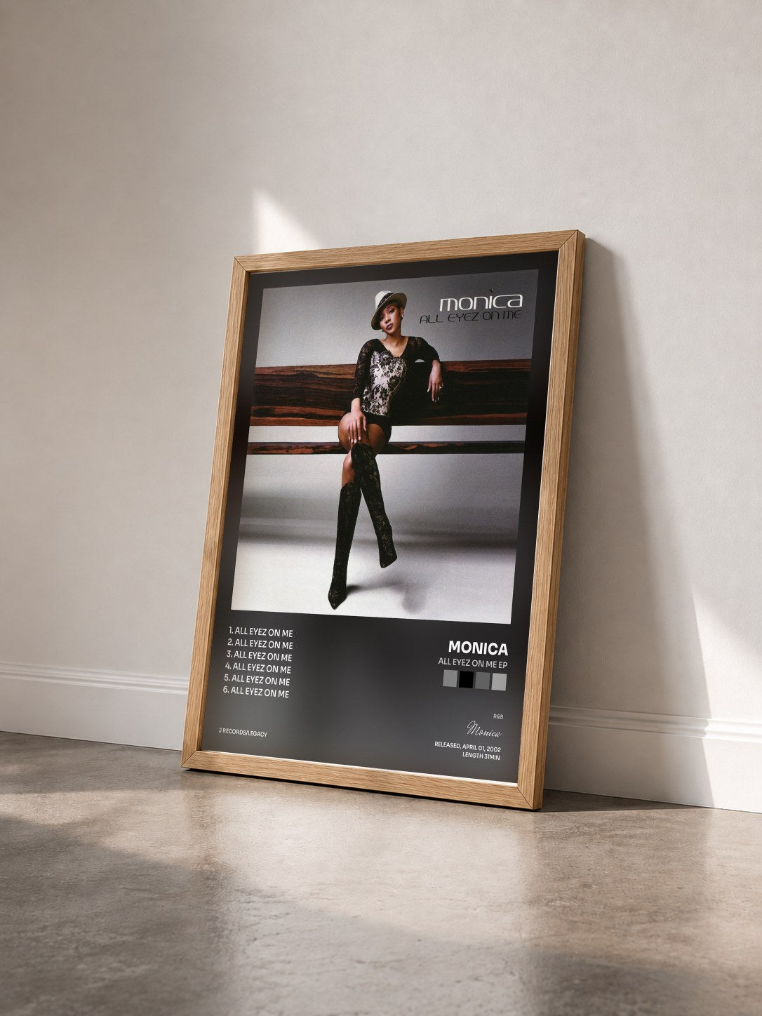 #bois Tableau de l'album All Eyez On Me EP de Monica vu de trois quarts, cadre en bois brut