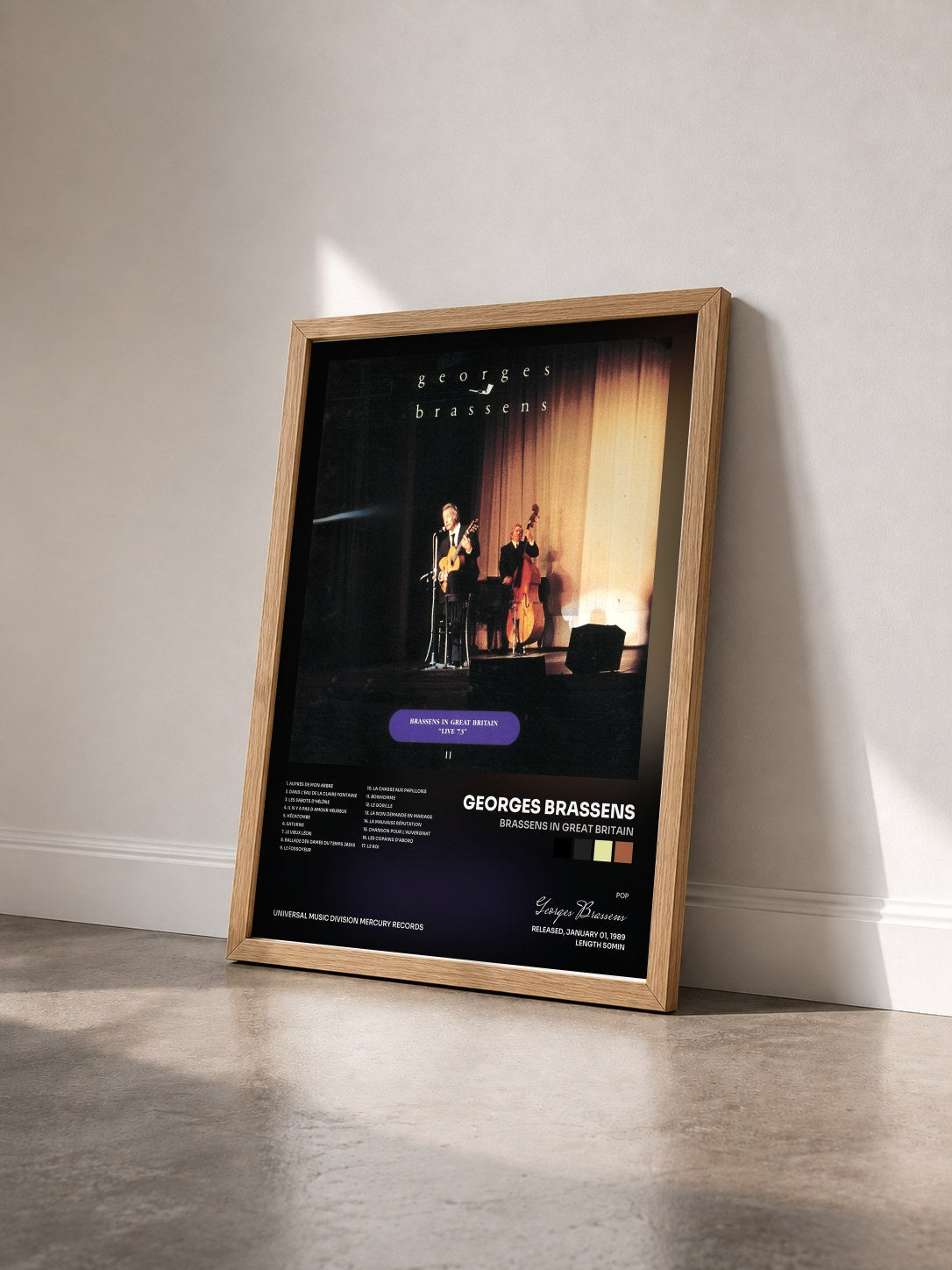 #bois Tableau de l'album Brassens In Great Britain de Georges Brassens vu de trois quarts, cadre en bois brut