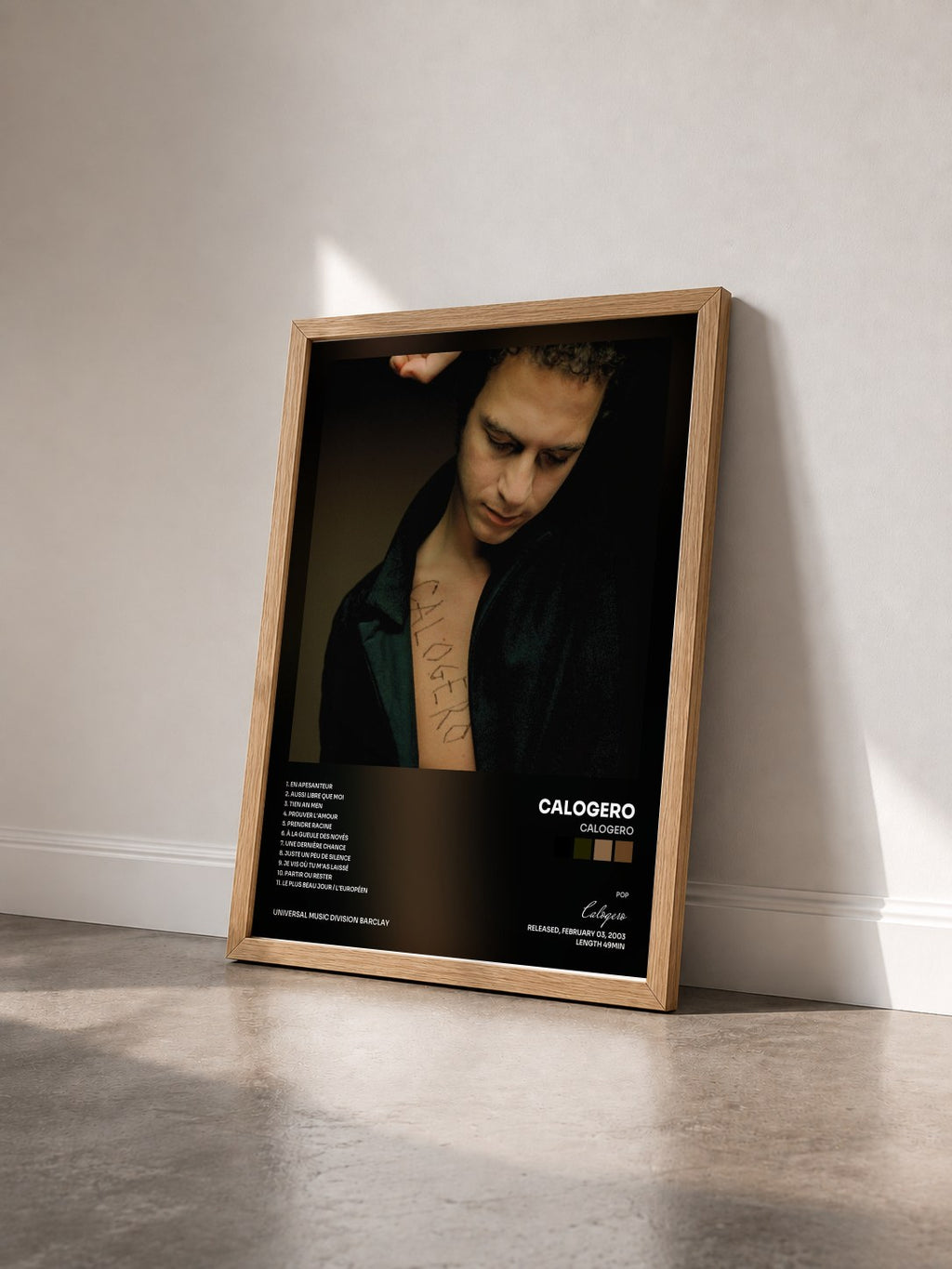 #bois Tableau de l'album Calogero de Calogero vu de trois quarts, cadre en bois brut