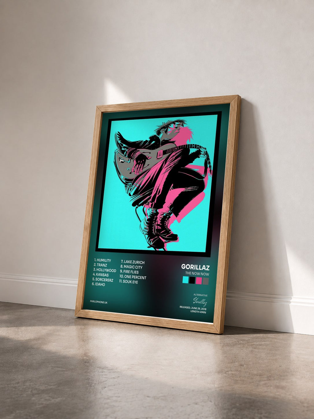 #bois Tableau de l'album The Now Now de Gorillaz vu de trois quarts, cadre en bois brut