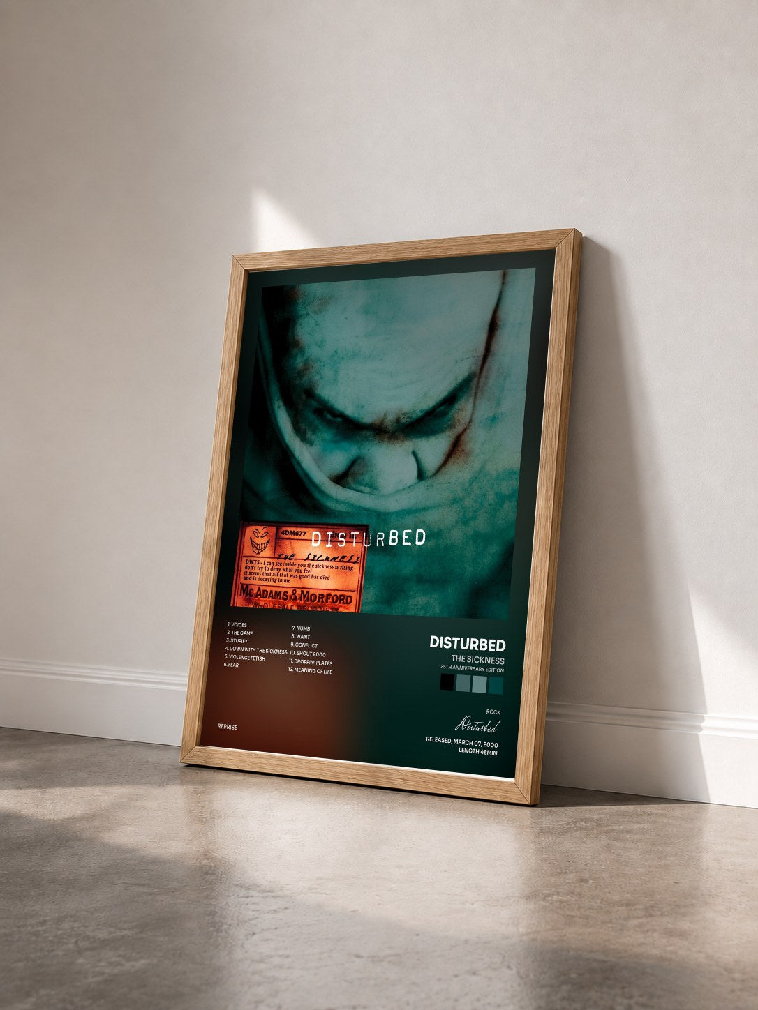 #bois Tableau de l'album The Sickness (25th Anniversary Edition) de Disturbed vu de trois quarts, cadre en bois brut