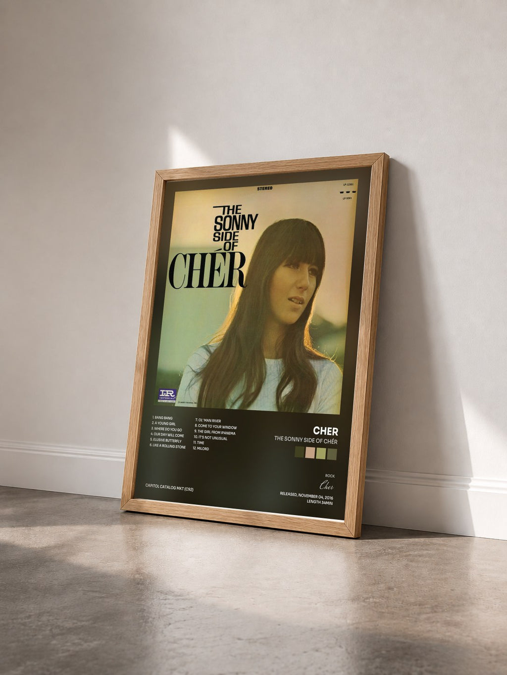 #bois Tableau de l'album The Sonny Side Of Chér de Cher vu de trois quarts, cadre en bois brut