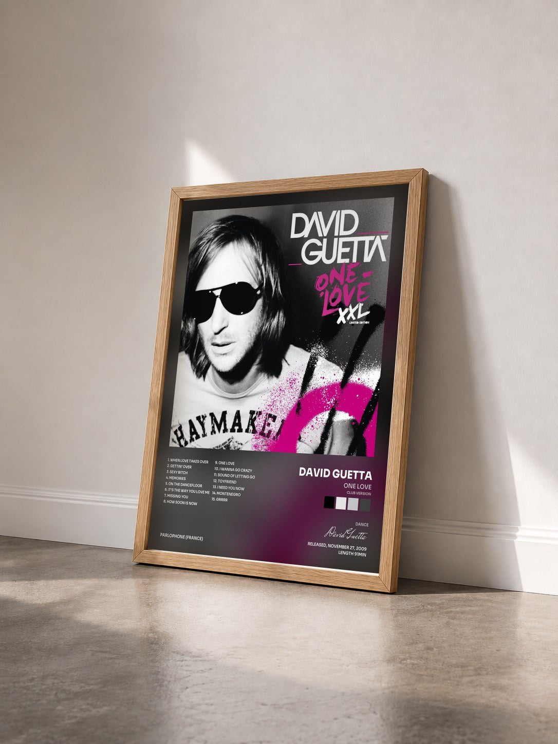 #bois Tableau de l'album One Love (Club Version) de David Guetta vu de trois quarts, cadre en bois brut