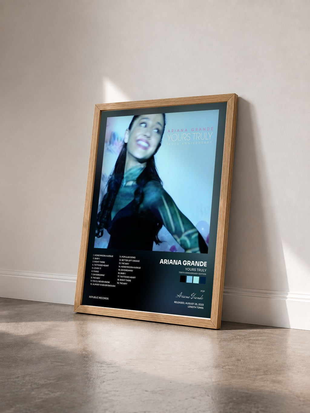 #bois Tableau de l'album Yours Truly (Tenth Anniversary Edition) de Ariana Grande vu de trois quarts, cadre en bois brut