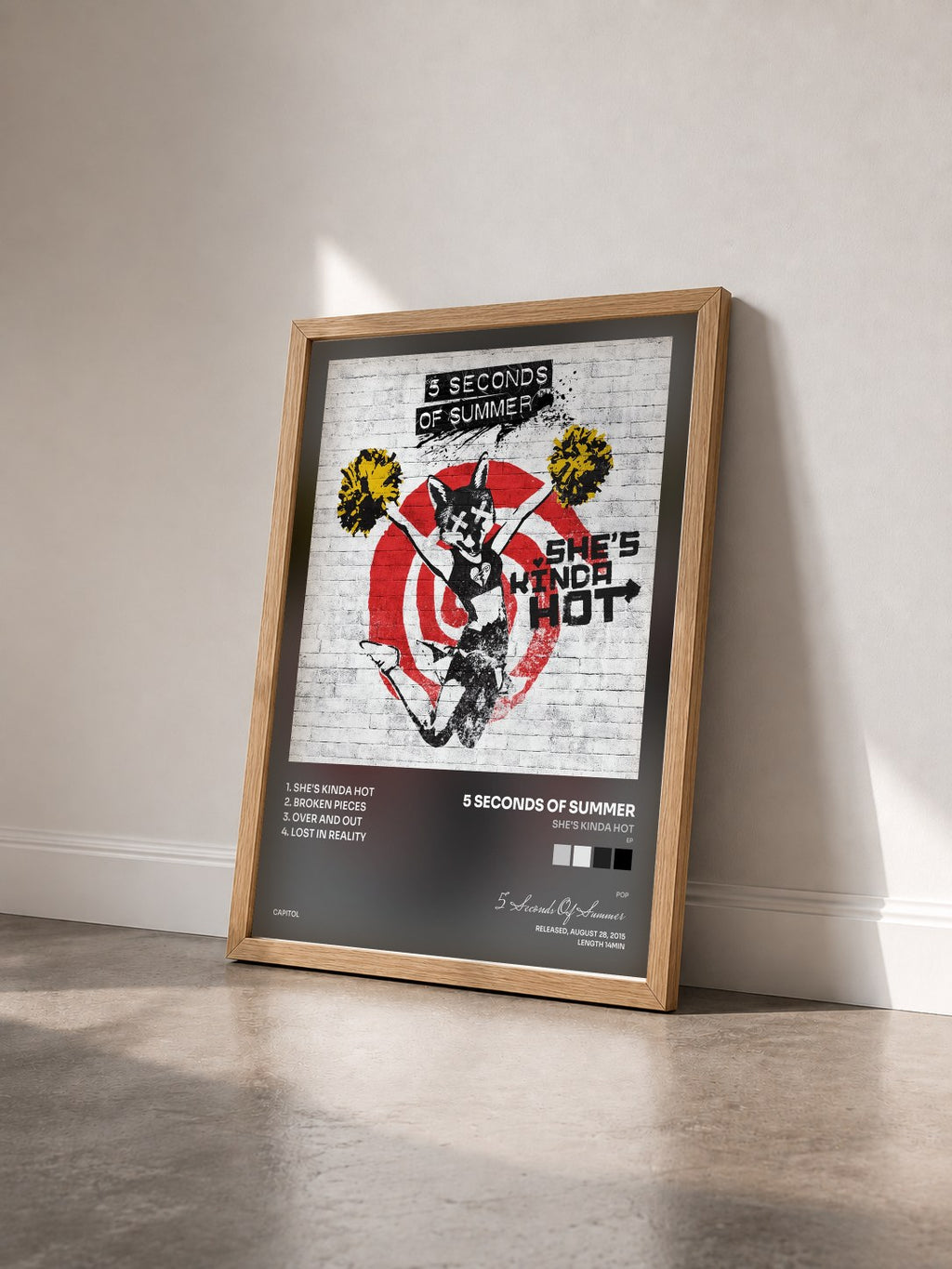 #bois Tableau de l'album She's Kinda Hot (EP) de 5 Seconds Of Summer vu de trois quarts, cadre en bois brut