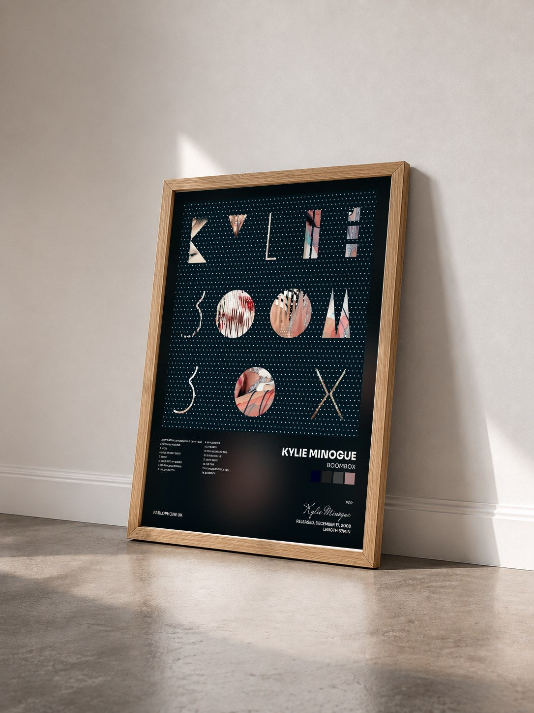#bois Tableau de l'album Boombox de Kylie Minogue vu de trois quarts, cadre en bois brut