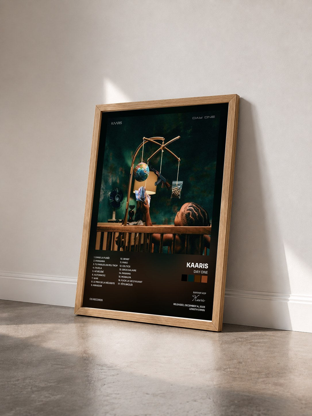 #bois Tableau de l'album Day One de Kaaris vu de trois quarts, cadre en bois brut