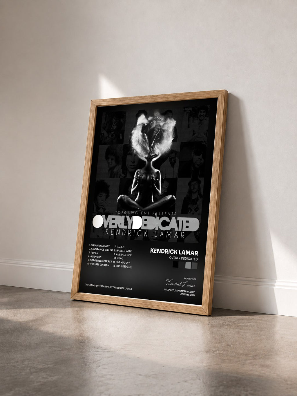 #bois Tableau de l'album Overly Dedicated de Kendrick Lamar vu de trois quarts, cadre en bois brut