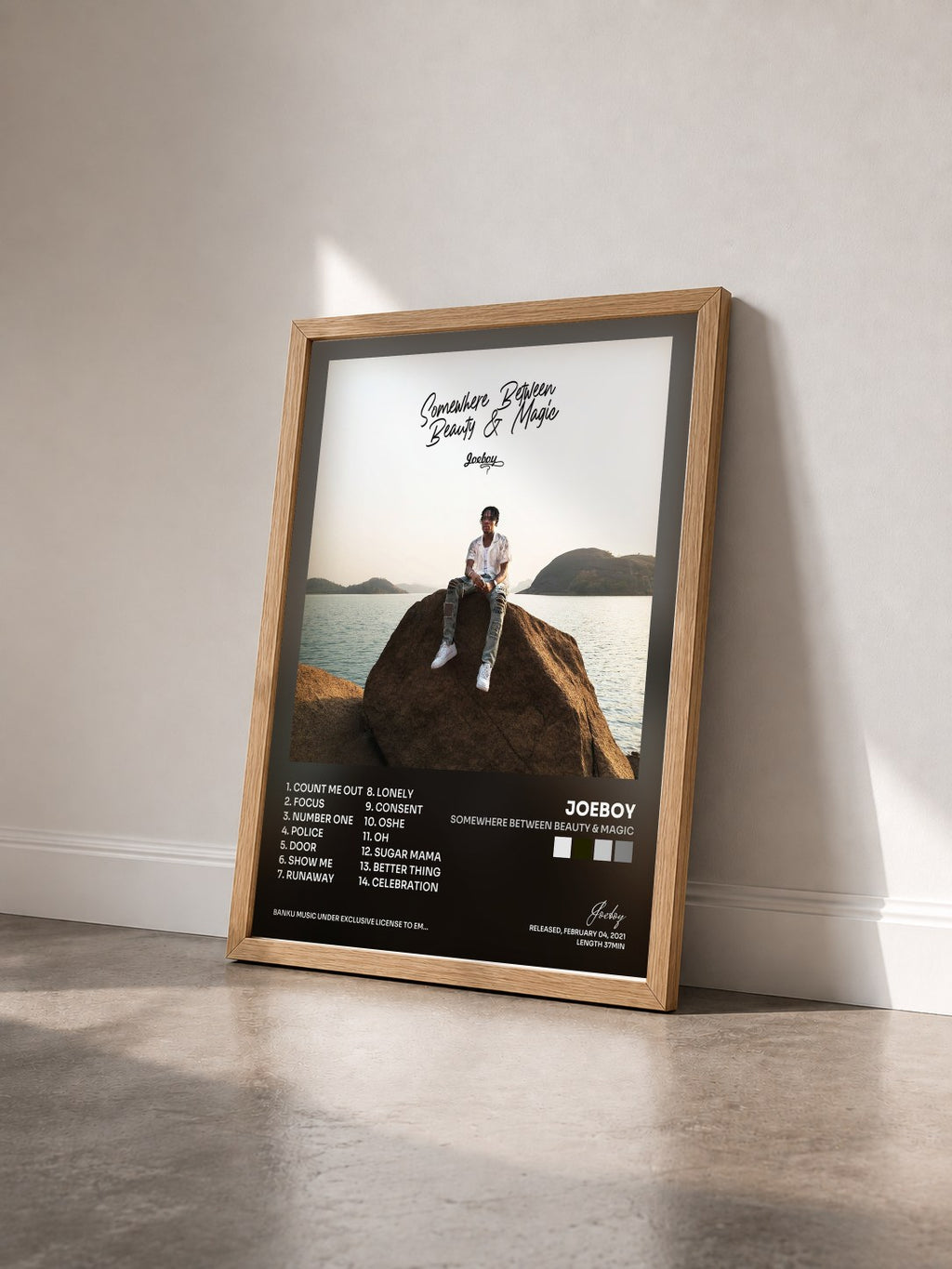 #bois Tableau de l'album Somewhere Between Beauty & Magic de Joeboy vu de trois quarts, cadre en bois brut