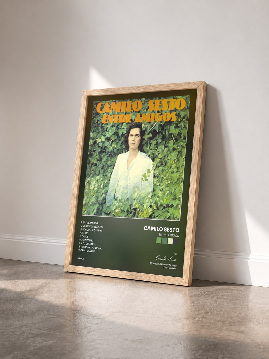 #bois Tableau de l'album Entre Amigos de Camilo Sesto vu de trois quarts, cadre en bois brut
