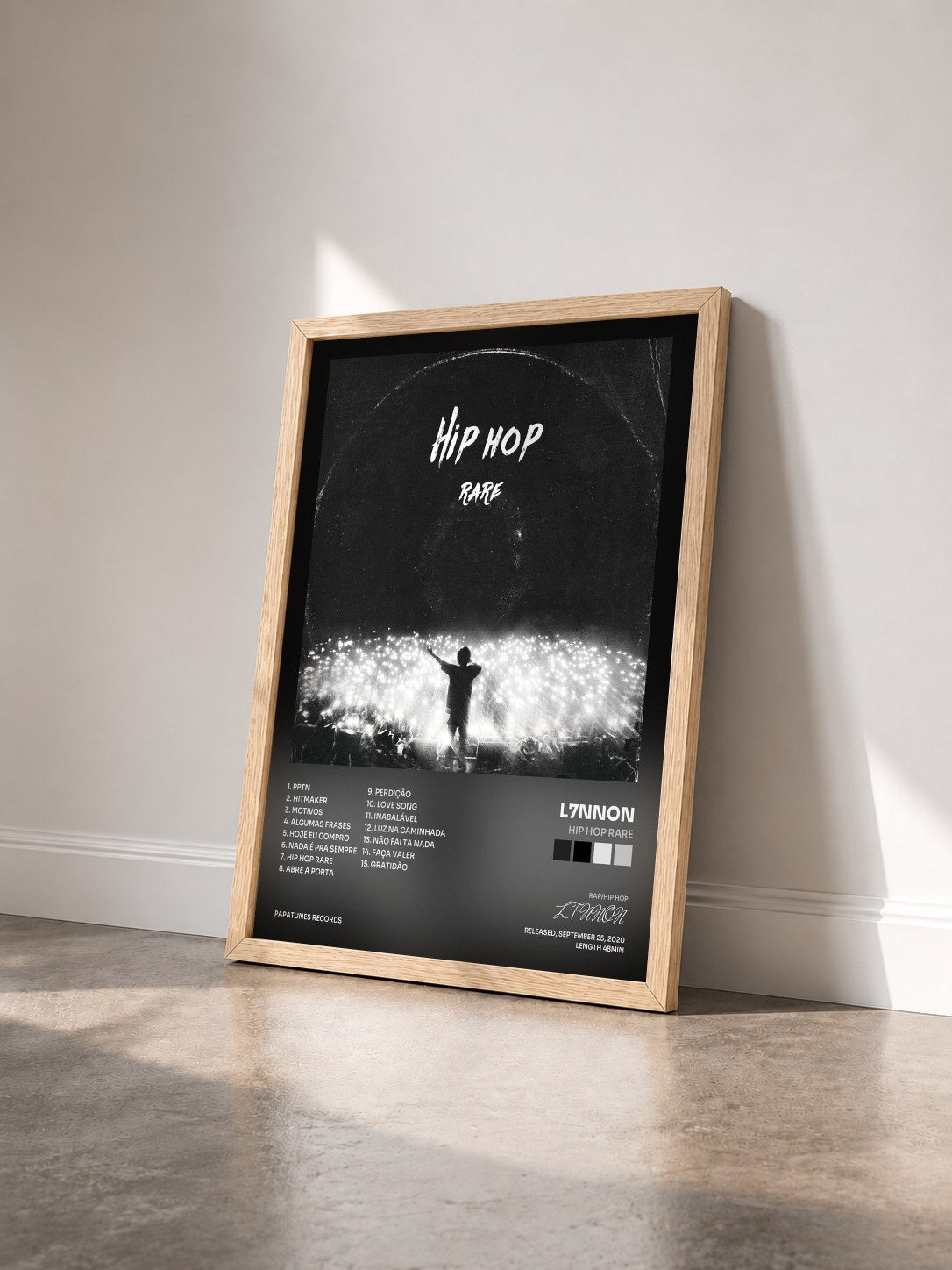 #bois Tableau de l'album Hip Hop Rare de L7NNON vu de trois quarts, cadre en bois brut
