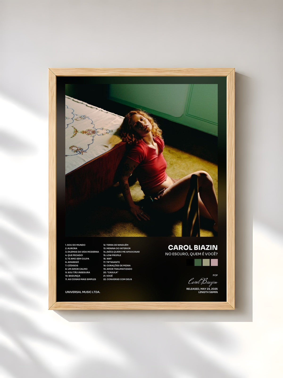 #bois Tableau de l'album No Escuro, Quem É Você? de Carol Biazin, cadre en bois brut, imprimé et encadré en France