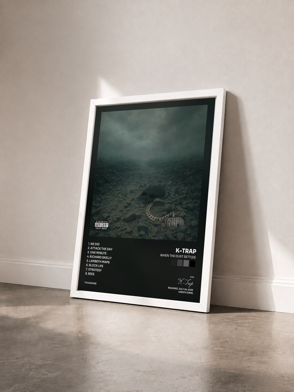 #blanc Tableau de l'album When The Dust Settles de K-Trap vu de trois quarts, cadre blanc