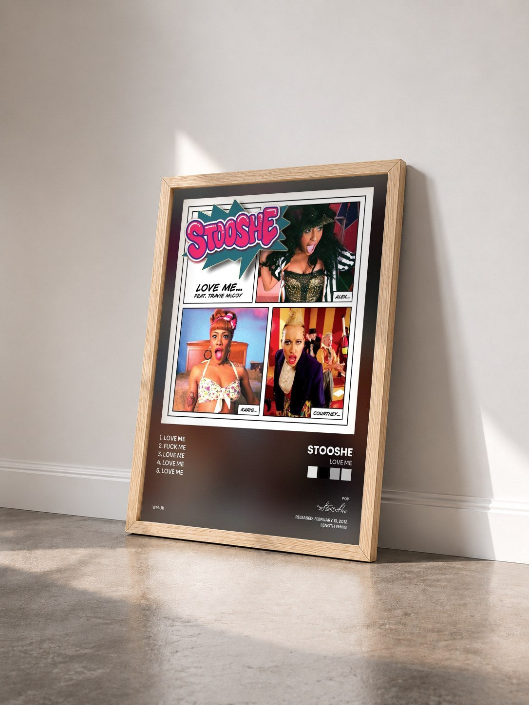 #bois Tableau de l'album Love Me de StooShe vu de trois quarts, cadre en bois brut