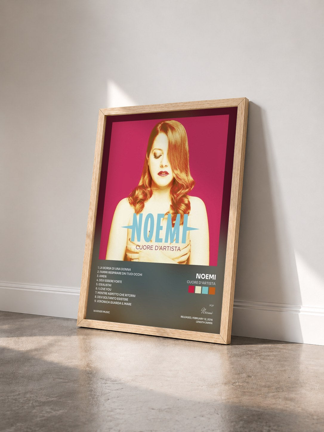 #bois Tableau de l'album Cuore d'artista de Noemi vu de trois quarts, cadre en bois brut