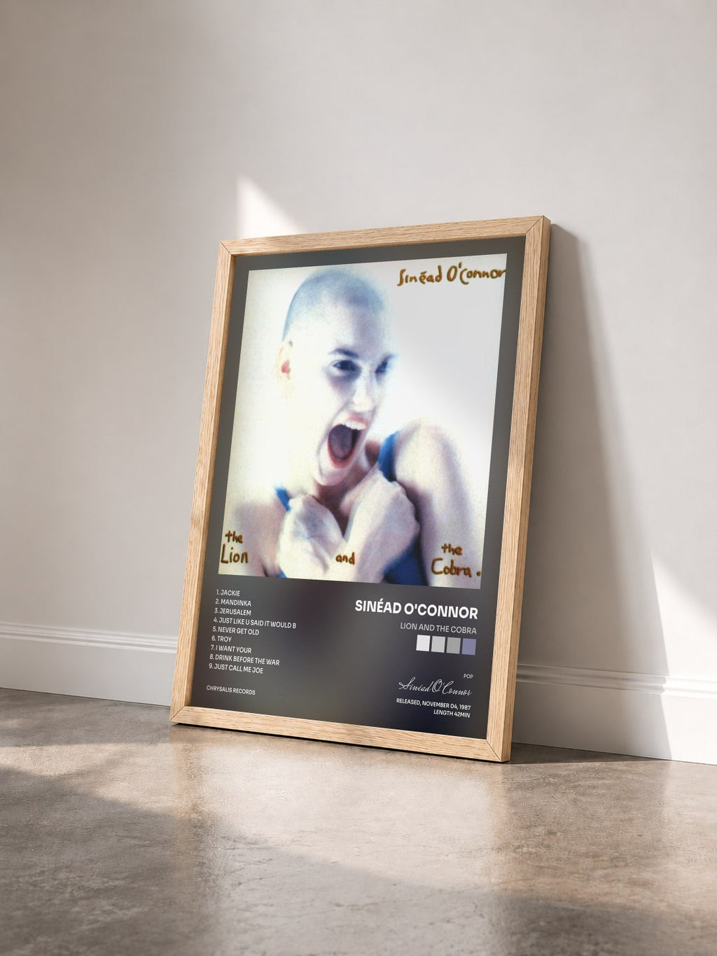 #bois Tableau de l'album Lion and the Cobra de Sinéad O'Connor vu de trois quarts, cadre en bois brut
