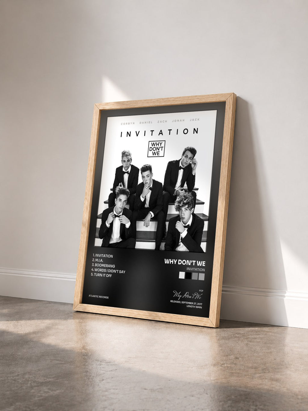 #bois Tableau de l'album Invitation de Why Don't We vu de trois quarts, cadre en bois brut