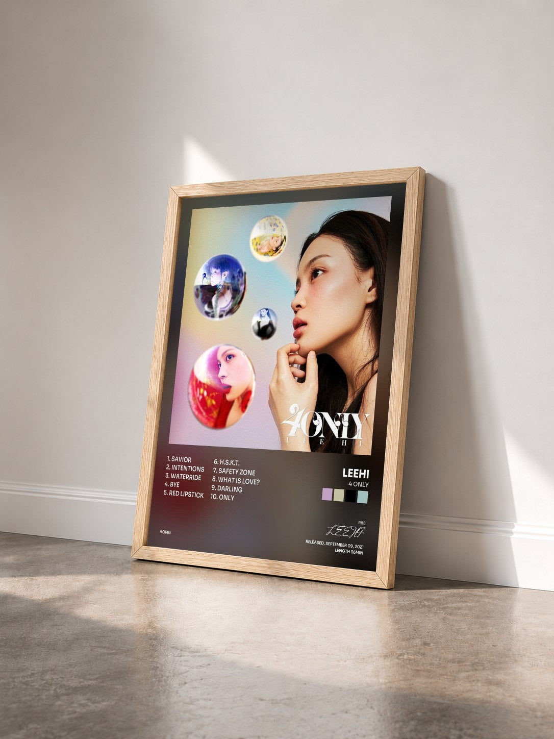 #bois Tableau de l'album 4 ONLY de LEEHI vu de trois quarts, cadre en bois brut