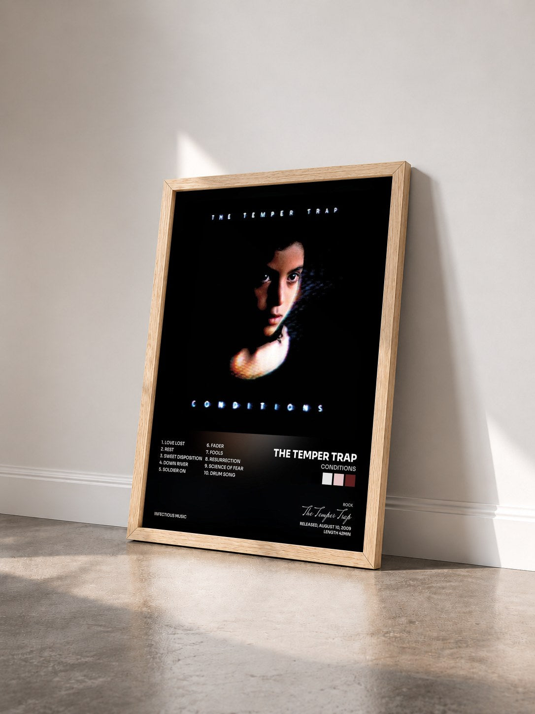 #bois Tableau de l'album Conditions de The Temper Trap vu de trois quarts, cadre en bois brut