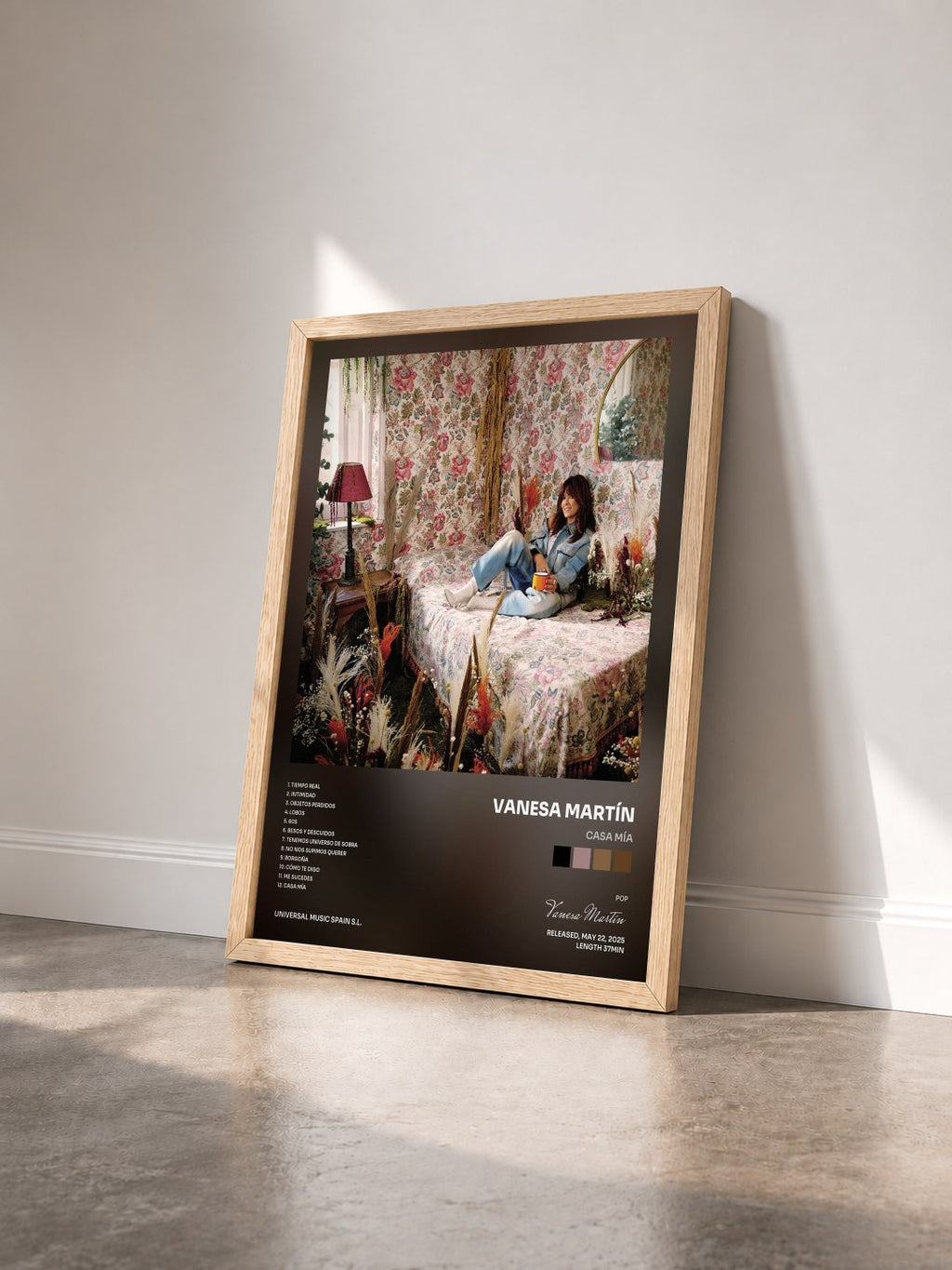 #bois Tableau de l'album Casa Mía de Vanesa Martín vu de trois quarts, cadre en bois brut