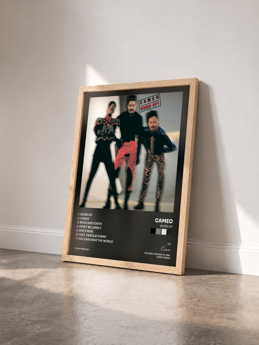 #bois Tableau de l'album Word Up de Cameo vu de trois quarts, cadre en bois brut